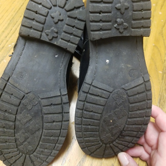 Girls black boots - Picture 2 of 4